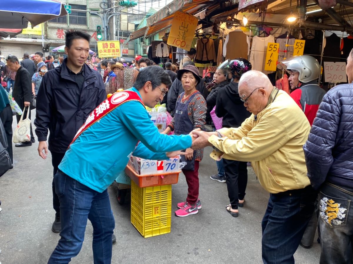 ▲立委蔡適應今日前往安樂市場、國家新城掃街，趁著選前最後時刻向市民爭取支持。（圖／立委蔡適應辦公室提供）