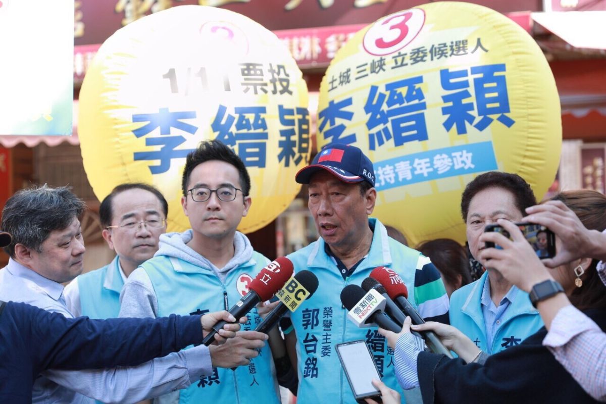 ▲鴻海集團創辦人郭台銘為郭家軍子弟兵、土城三峽立委候選人李縉穎掃街拜票。（圖／郭台銘辦公室提供）