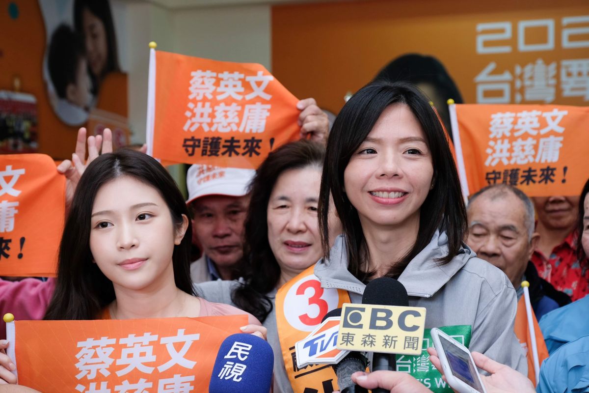 ▲雞排妹鄭家純力挺洪慈庸聯手車隊掃街。(圖／柳榮俊攝2020.1.10)