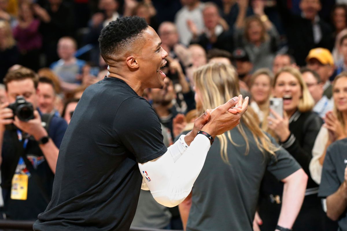 ▲明星後衛 Russell Westbrook本季轉戰巫師，球隊首場季前熱身賽休兵，穿著便服在場邊畫戰術。（圖／美聯社／達志影像）