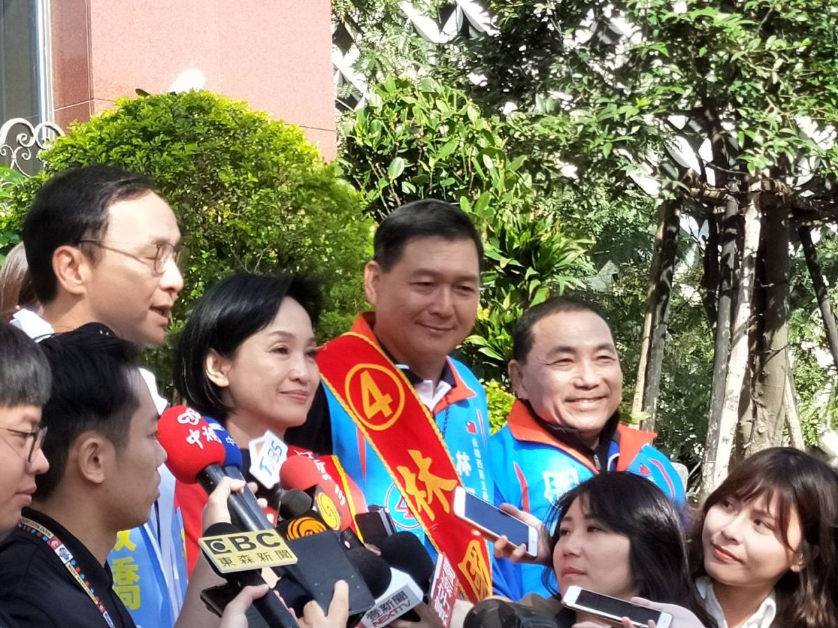 ▲選戰進入倒數，新北前後任市長朱立倫和侯友宜聯手固守板橋，分別為柯志恩和林國春兩位候選人以車隊掃街。（圖／記者宋原彰攝，2020.01.10）