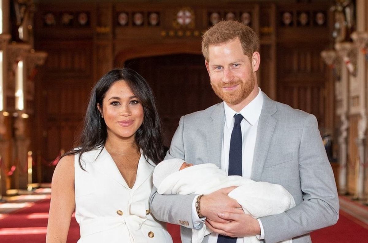 ▲哈利與梅根兩人於 2019 年迎來兒子阿奇（ Archie ）。（圖／翻攝自網路 plotek.pl ）