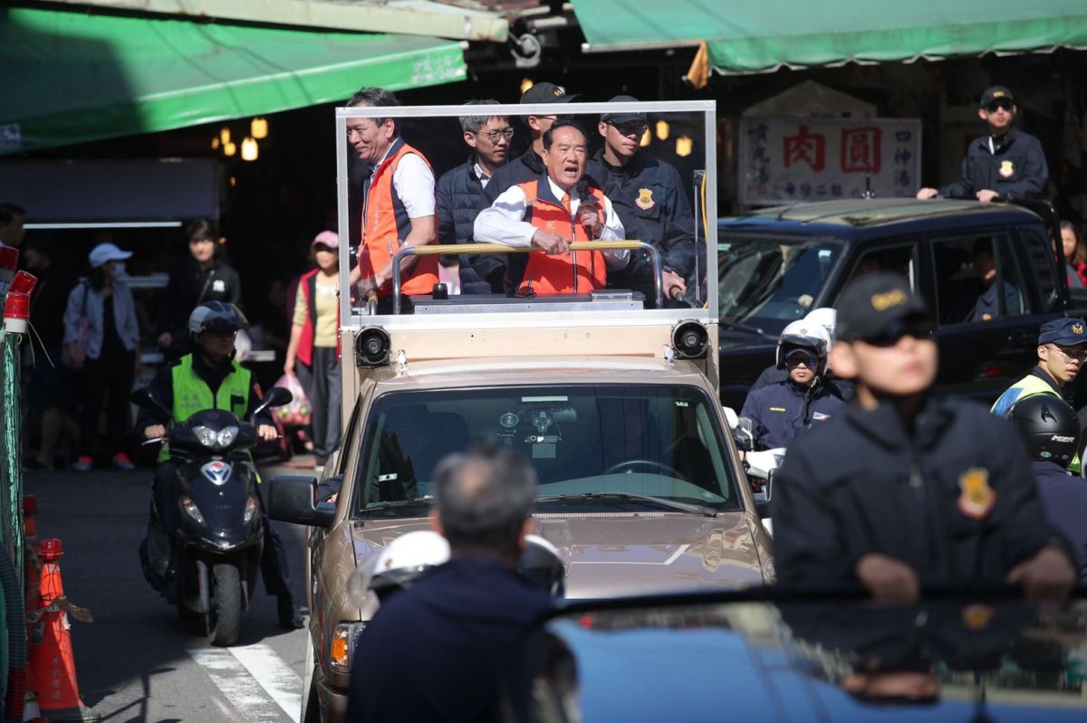 ▲選前最後一天，親民黨總統候選人宋楚瑜10日掃街拜票。（圖／宋競辦提供, 2020.1.10）