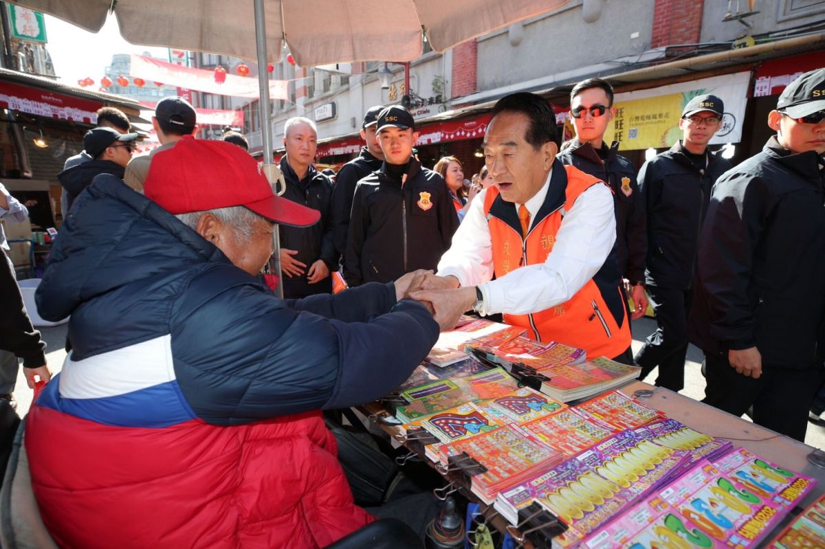 選前倒數24小時，親民黨總統候選人宋楚瑜掃街拜票。（圖／宋競辦提供.2020.1.10）