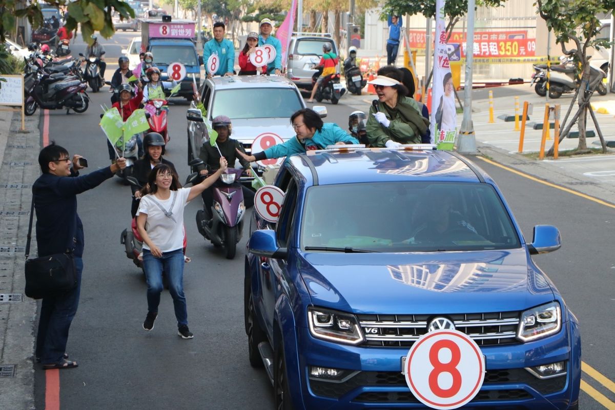 ▲高雄市立委第3選區左營、楠梓競爭激烈，總統府祕書長陳菊，南下陪同劉世芳掃街。（圖／劉世芳競選辦公室提供）