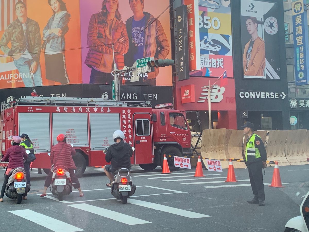 ▲嘉義市中山路已由警方以拒馬及木板從分道線間隔開，避免群眾因情緒激動而爆發衝突。（圖／記者陳惲朋攝）