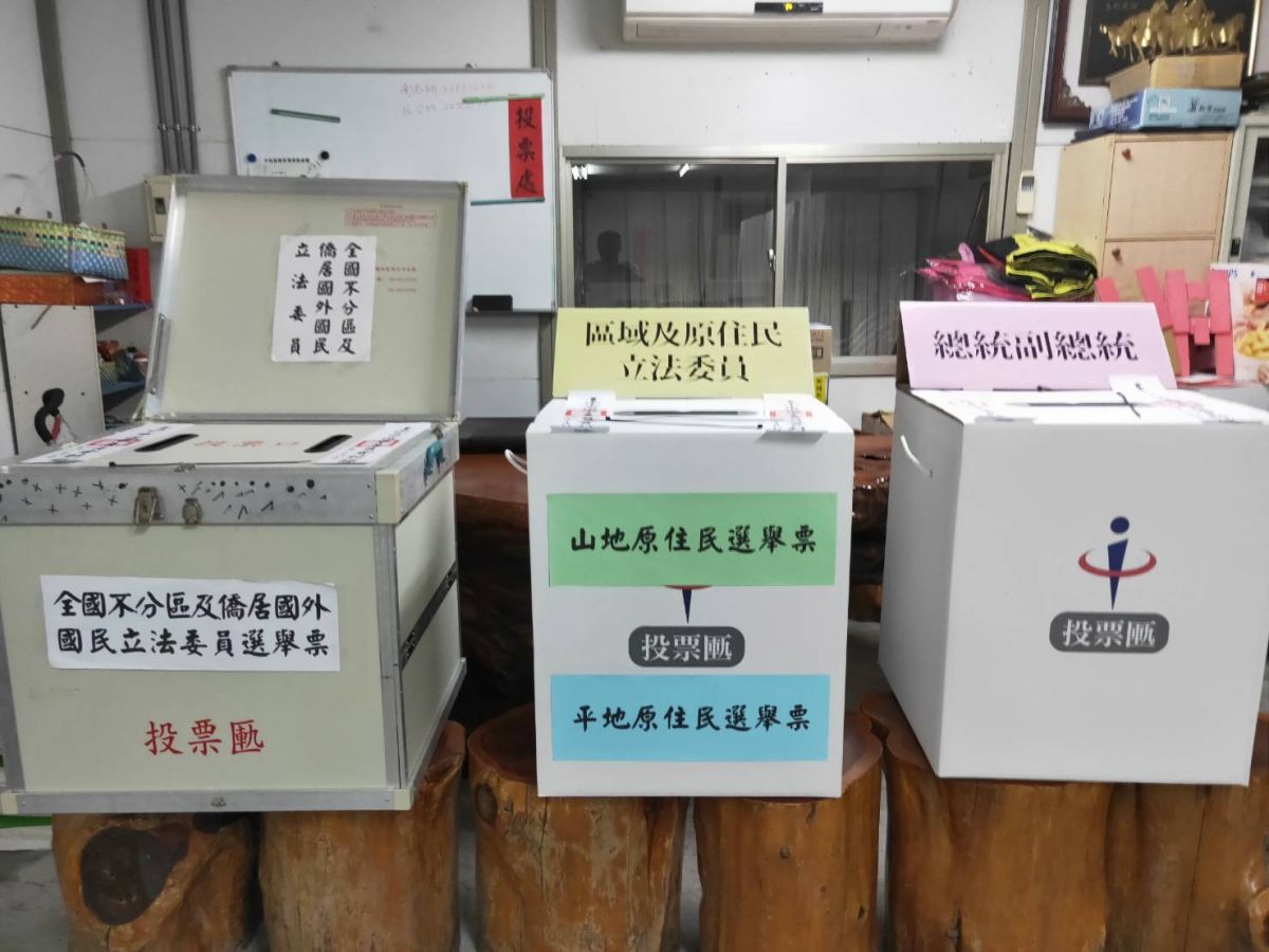 ▲台中市選舉委員會提醒，請市民朋友攜帶本人國民身分證、印章及投票通知單，依投票通知單所載投票所地點前往投票。(圖／柳榮俊攝2020.1.10)