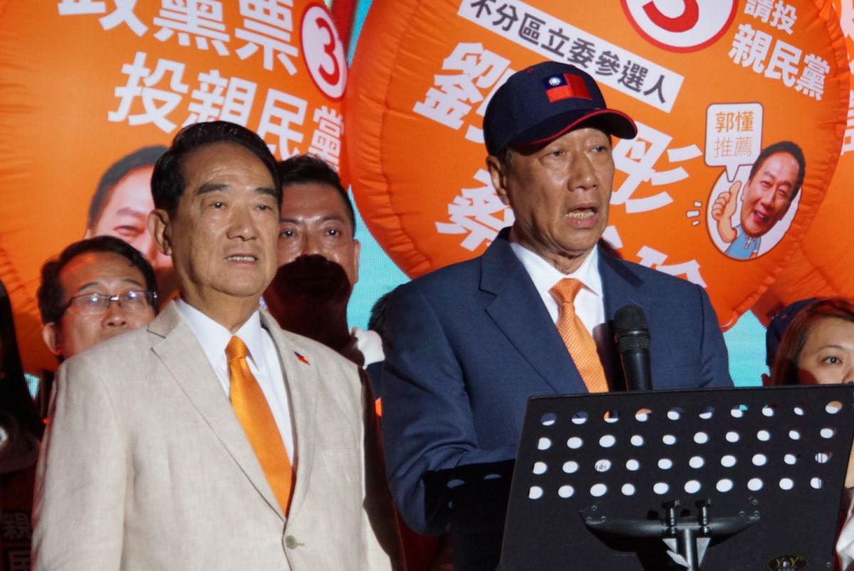 ▲鴻海集團創辦人郭台銘出席親民黨選前之夜，與親民黨主席宋楚瑜同台。（圖／記者呂炯昌攝，2020.1.10）