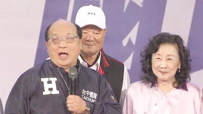 前台中市長胡志強、邵曉鈴夫婦在高雄「選前之夜」力挺韓國瑜。（ 圖 / 翻攝韓國瑜官方頻道 ）