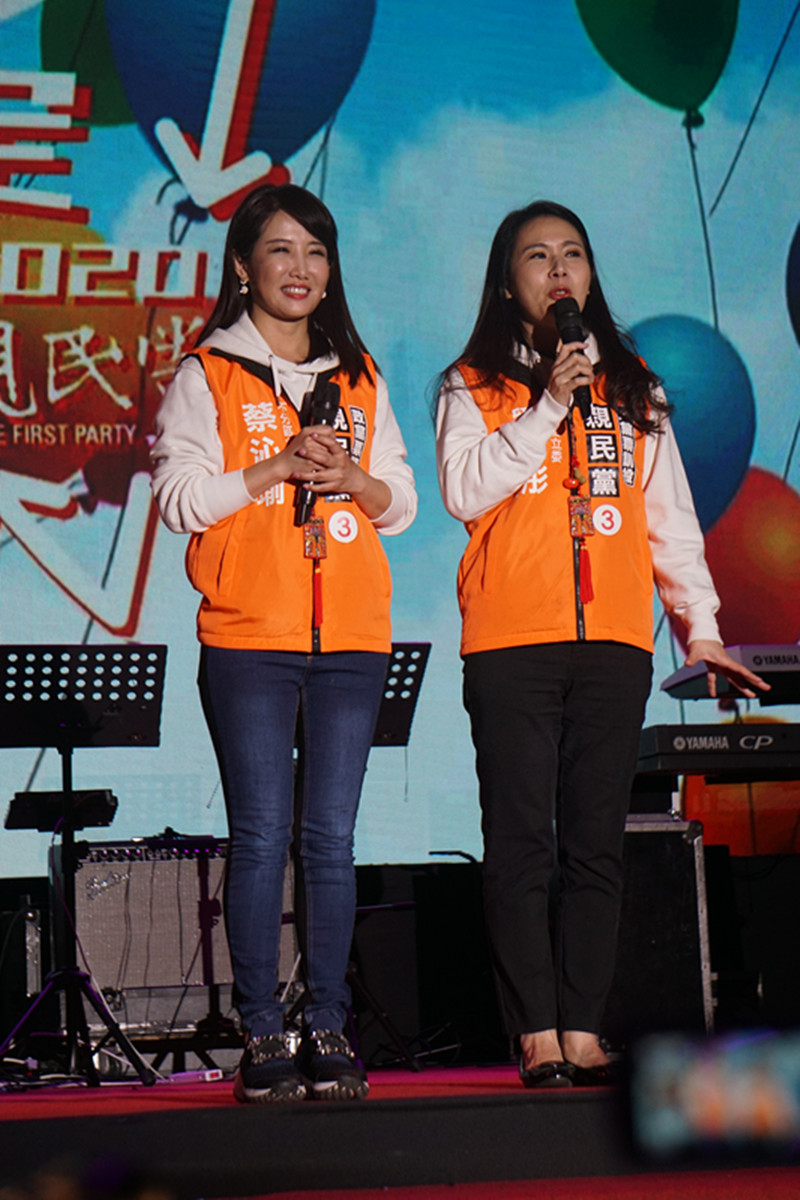 ▲宋楚瑜競總選前之夜，親民黨不分區立委候選人蔡沁瑜（左）與劉宥彤上台。（圖／記者呂炯昌攝, 2020.1.10）