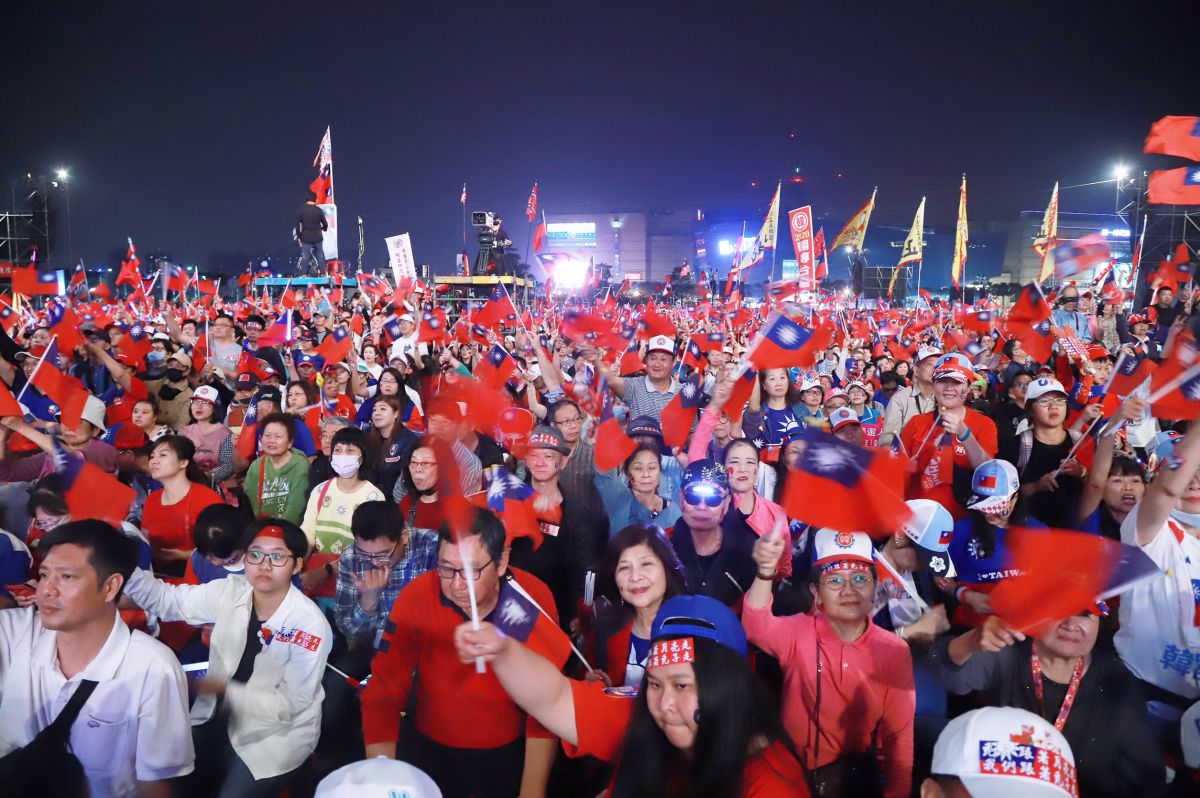 韓國瑜選前造勢，主持人宣稱現場超過30萬人。 (圖/記者葉政勳攝)