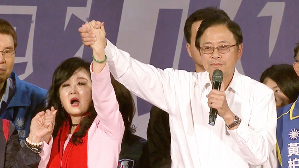 國民黨副總統候選人張善政和妻子張琦雅10日出席高雄選前之夜現場。( 圖 / 翻攝韓國瑜官方頻道 )