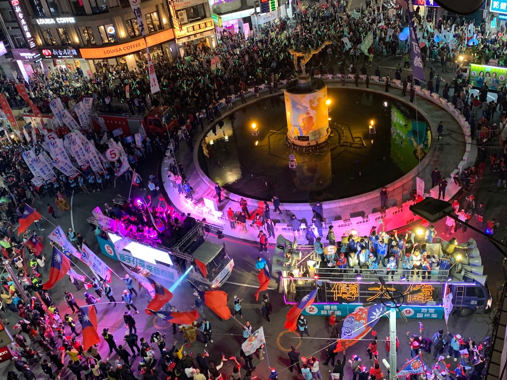 ▲噴水圓環大會師、大較量。（圖／記者陳惲朋攝）