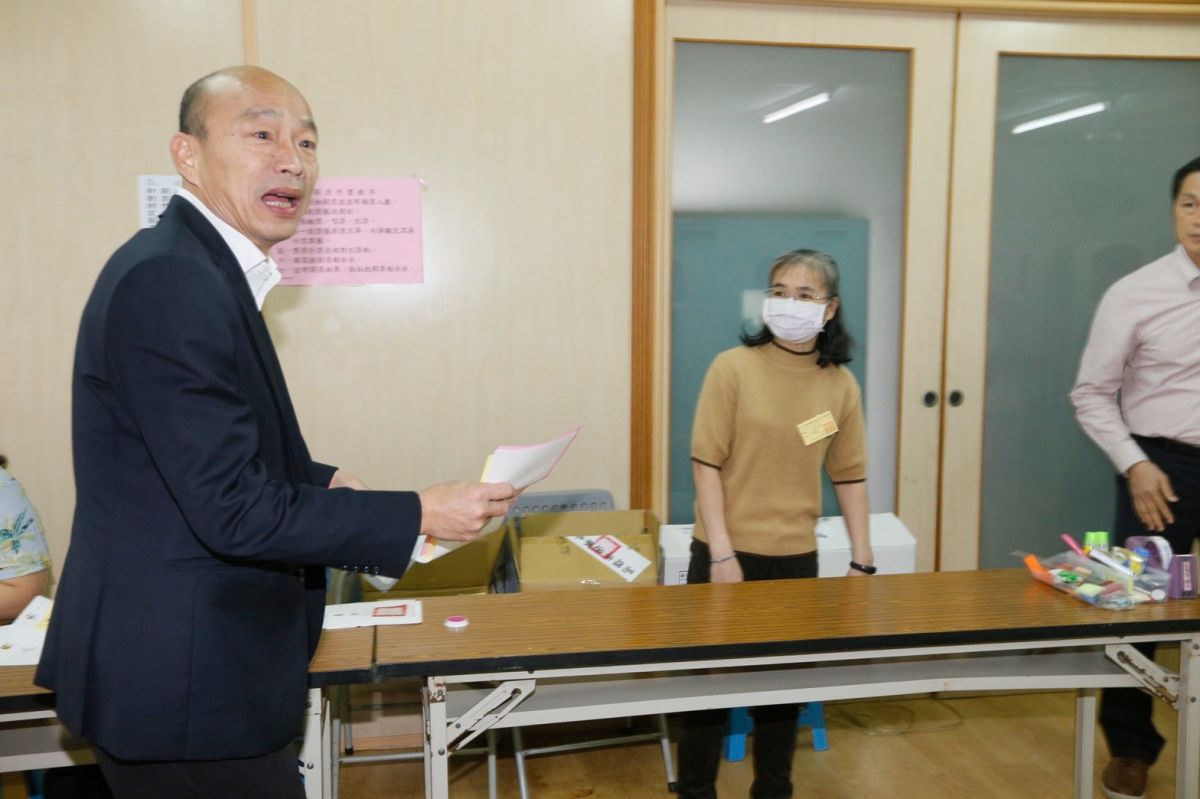 韓國瑜早上八點就到投票所。 (圖/攝影記者聯誼會提供)