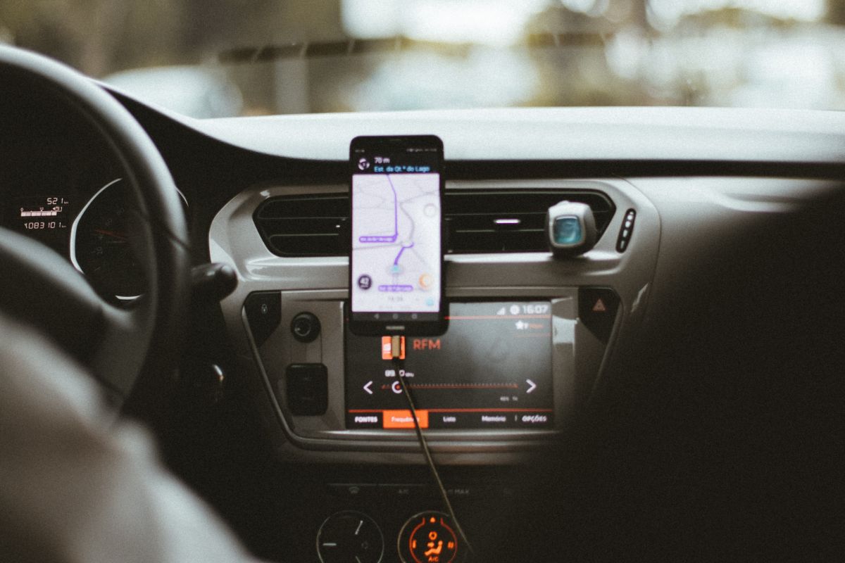 ▲女大生開 Uber 賺錢，眼看就快繳不出學費，這時遇到一位善心男乘客，改變了她的人生。（示意圖，非當事人／取自 Unsplash ）