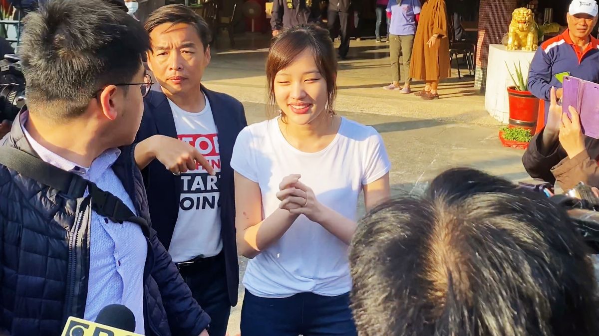 ▲國民黨總統候選人韓國瑜今(11)日上午8點5分與女兒韓冰一同手挽著手準時前往戶籍地高雄市林園區的普願寺投開票所投票。（圖／記者張文晃攝，2020.01.11）