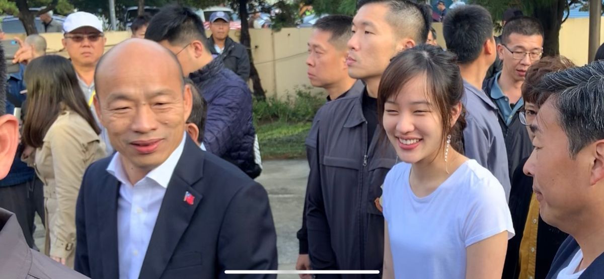 韓國瑜、韓冰上午現身投票所投票，兩人在晚間約6點50分左右陸續抵達競選總部。 (圖/記者吳承翰攝)