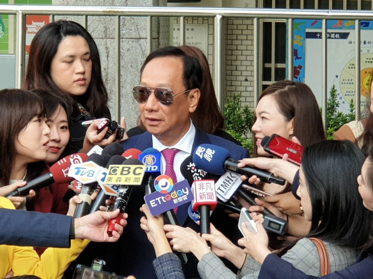 ▲鴻海集團創辦人郭台銘與夫人曾馨瑩上午到東門國小投票。（圖／記者許家禎攝）