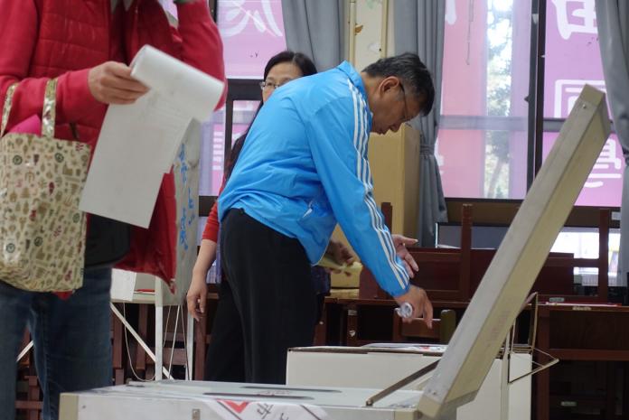 ▲台北市長柯文哲投票日當天上午八點就到投開票所排隊進行投票。（圖／記者丁上程攝, 2020.1.11）