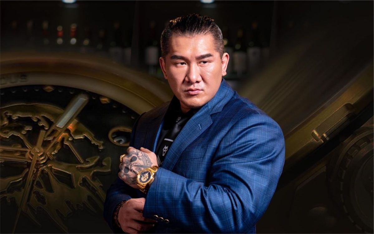 ▲館長時常開直播討論政治議題並大方表態立場。（圖／翻攝臉書） 