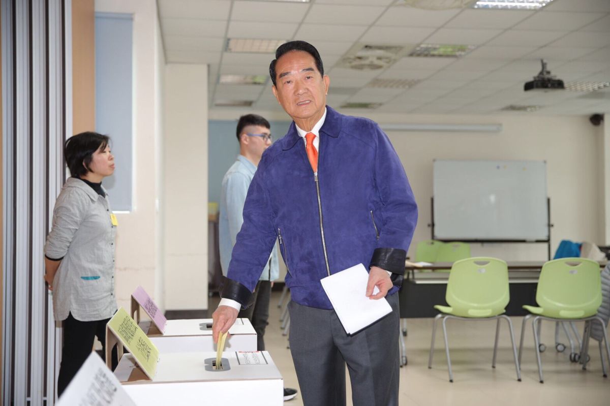 ▲親民黨總統候選人宋楚瑜前往投票所投票。（圖／宋競辦提供, 2020.1.11）