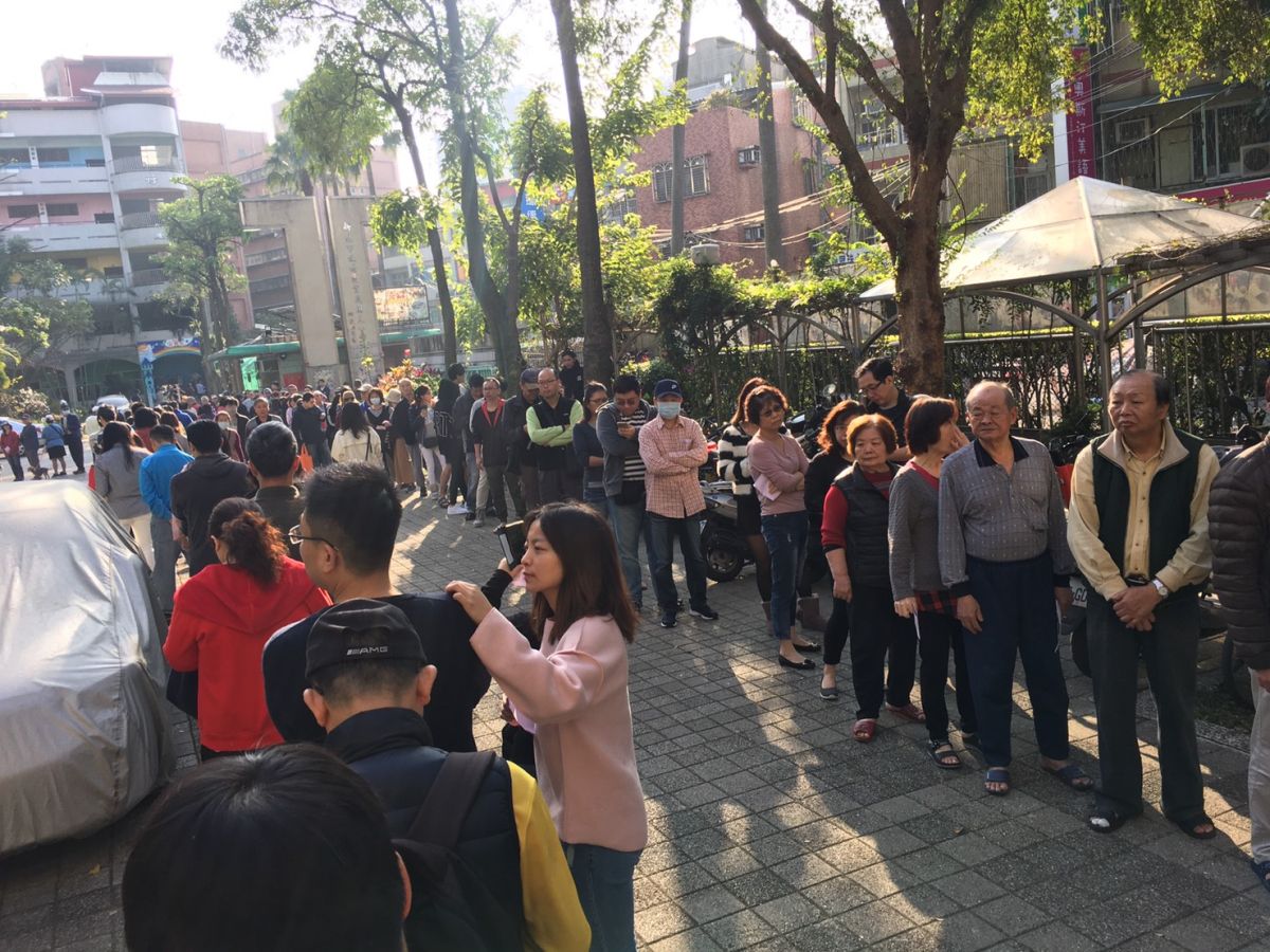 ▲天氣晴朗，也讓新北各地投票所大排長龍。（圖／記者陳志仁攝影，2020.01.11）