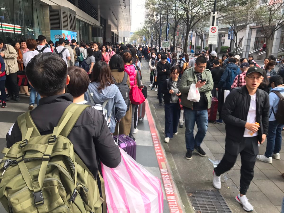 ▲市府轉運站湧返鄉人潮。（讀者提供）