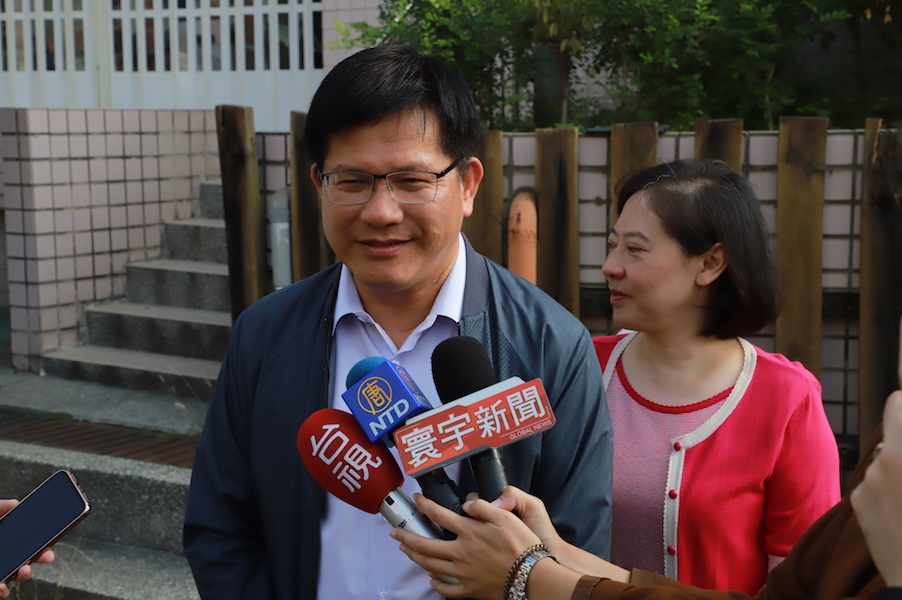 ▲交通部長林佳龍偕夫人廖婉如，前往台中市青少年福利服務中心投開票所投票。 (圖／柳榮俊翻攝2020.1.11)