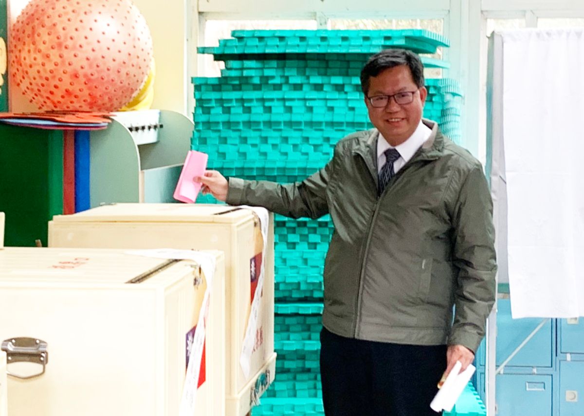 ▲桃園市長鄭文燦今天一早9點前往八德區大安國小投票所完成投票。（圖／記者李春台攝, 2020.01.11）