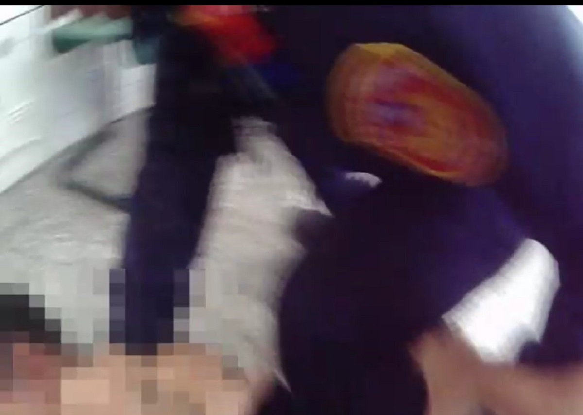 ▲高雄市鳳山區設在福誠高中的投開票所，今天有一名王姓男子跑錯投開票所，不僅對選務人員大聲咆哮，當場被員警壓制在地，依妨害公務罪嫌將他上銬逮捕。(圖／記者郭凱杰翻攝，2020.01.11)