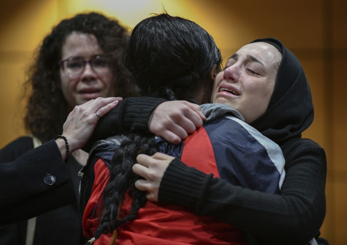 ▲來自加拿大溫莎大學的受害者之一，其親友齊聚哀悼悲劇發生。（圖／美聯社／達志影像）
