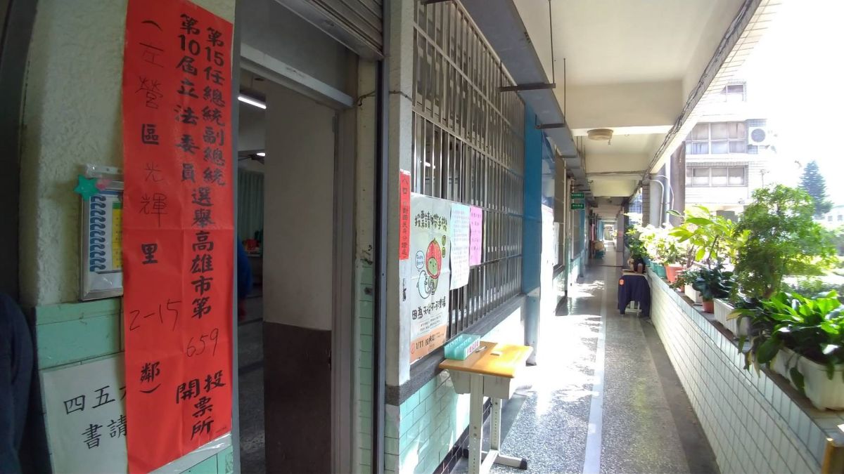  ▲高雄市左營區一龔男因竊盜案遭發布通緝，轄區員警事先得知龔男將返鄉投票，四海派出所專案組員警一直調查他的行蹤，員警等他投票後，趨前表明身分，並告知他被通緝，當場逮捕。（圖／記者郭凱杰翻攝，2020.01.11）