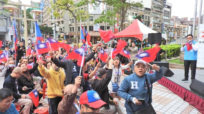 2020年總統和立委選舉開票，國民黨支持者在黨中央廣場揮舞國旗打氣。( 圖 / 記者陳弘志攝 )