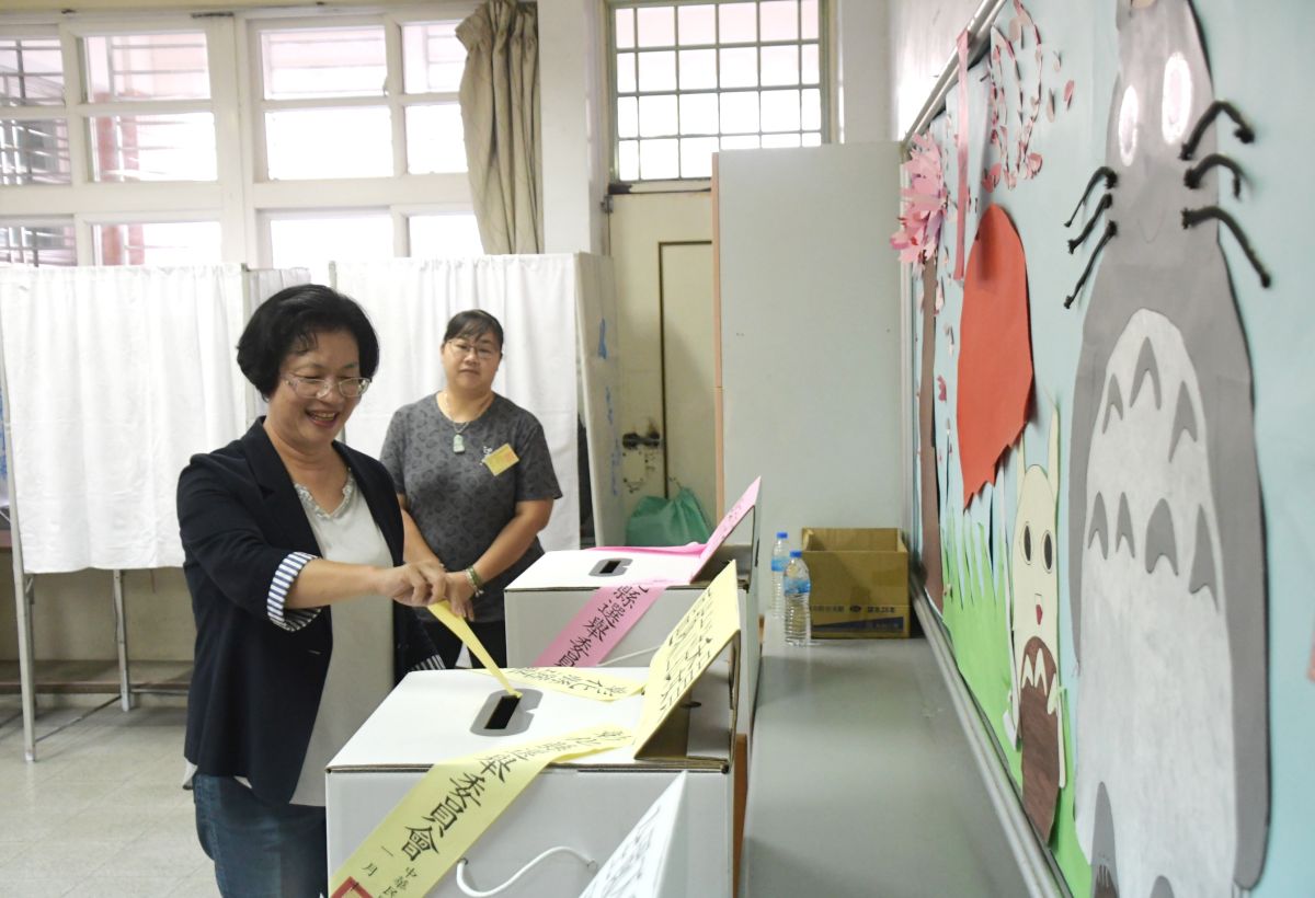 ▲彰化縣長王惠美前往投開票所投下神聖的選票。（圖／記者陳雅芳攝，2020.01.11）