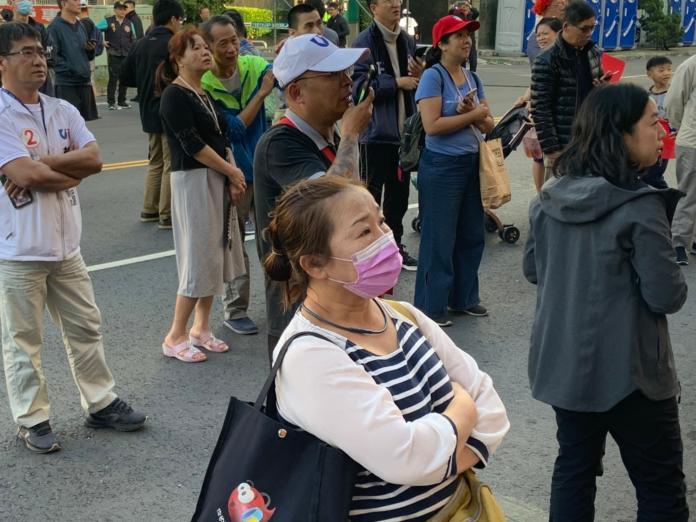 韓國瑜的支持者看著面板，臉色凝重。 (圖/記者吳承翰攝)