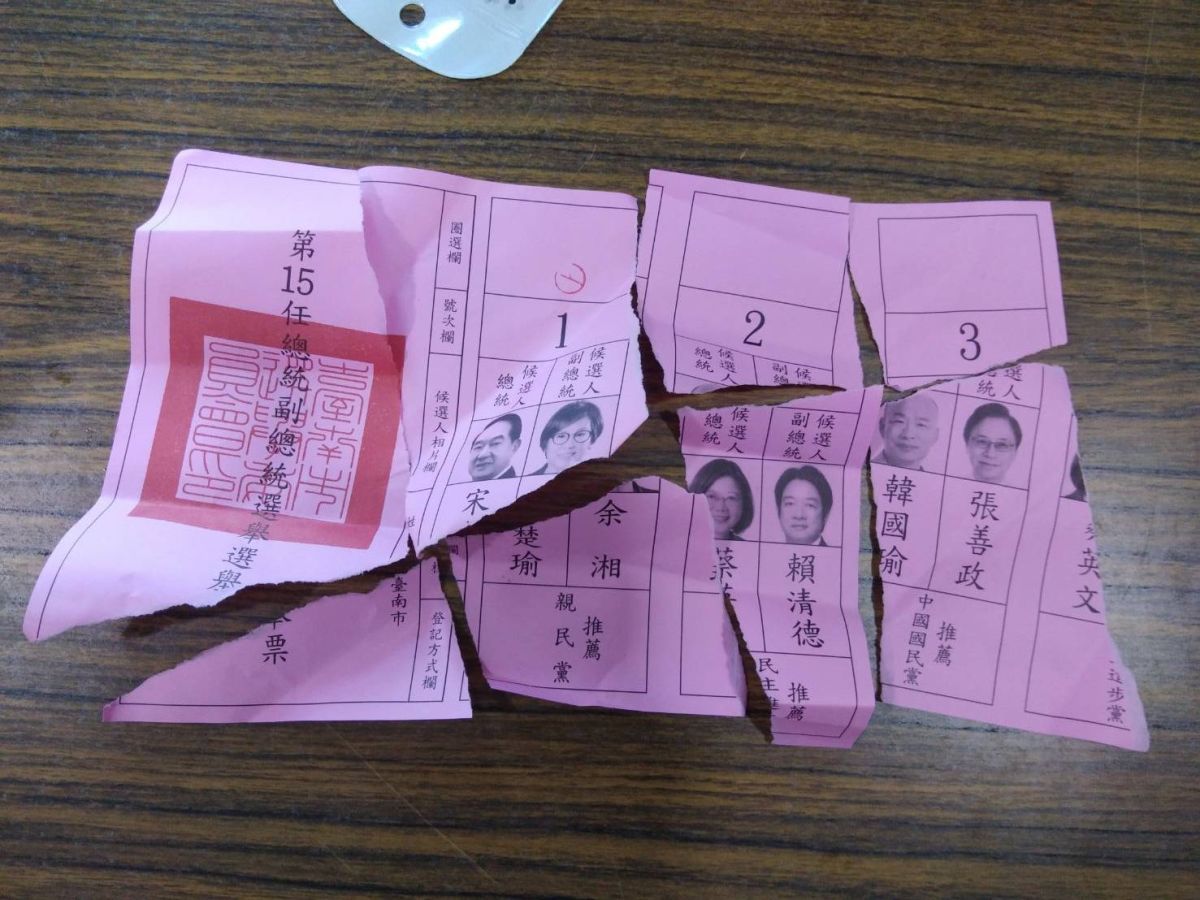 ▲沈姓婦人疑因「蓋錯人」，順勢撕毀選票。（圖／記者陳聖璋翻攝）