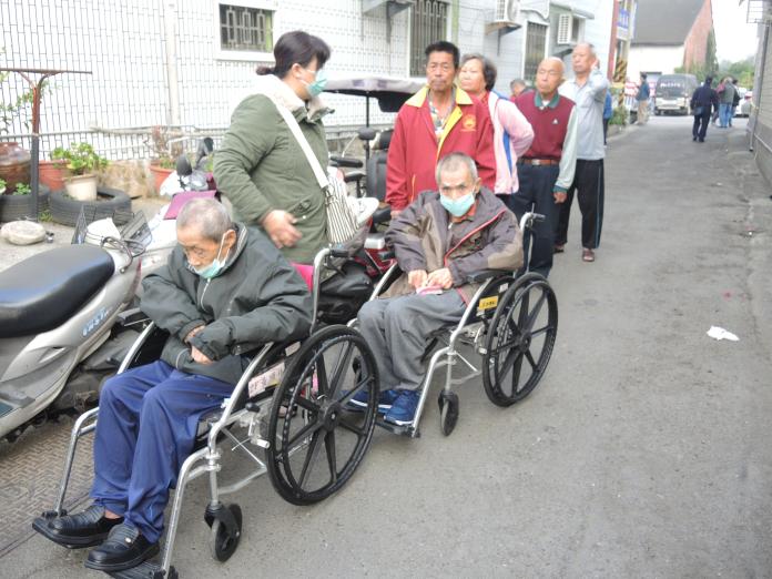 ▲老榮民坐著輪椅也要投票。（圖／記者陳雅芳攝，2020.01.11）
