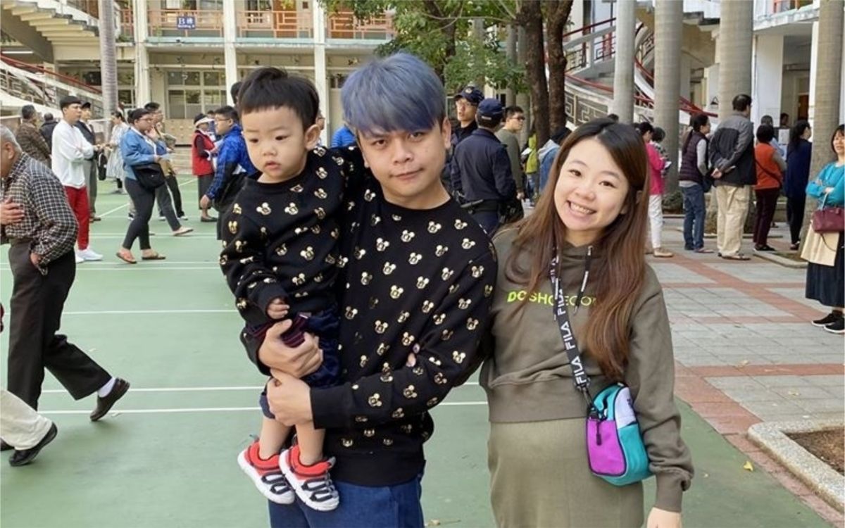 ▲蔡阿嘎（中）帶著老婆二伯（右）和蔡桃貴（左）前往投票所。（圖／翻攝臉書）