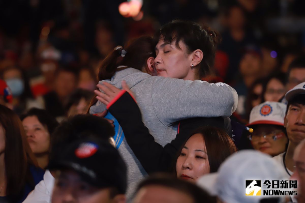 ▲韓國瑜票數一路落後蔡英文，有人無法接受，當場情緒潰堤流淚。（圖／記者葉政勳攝, 2020.01.11）