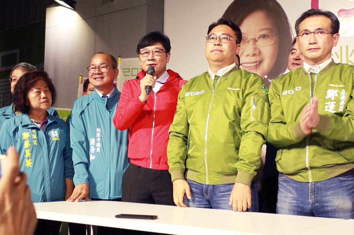 ▲桃園無黨籍立委趙正宇今晚7點半左右，在蔡英文桃園競選總部由桃園市長鄭文燦宣布他當選並恭賀他連任成功。（圖／記者李春台攝, 2020.01.11）