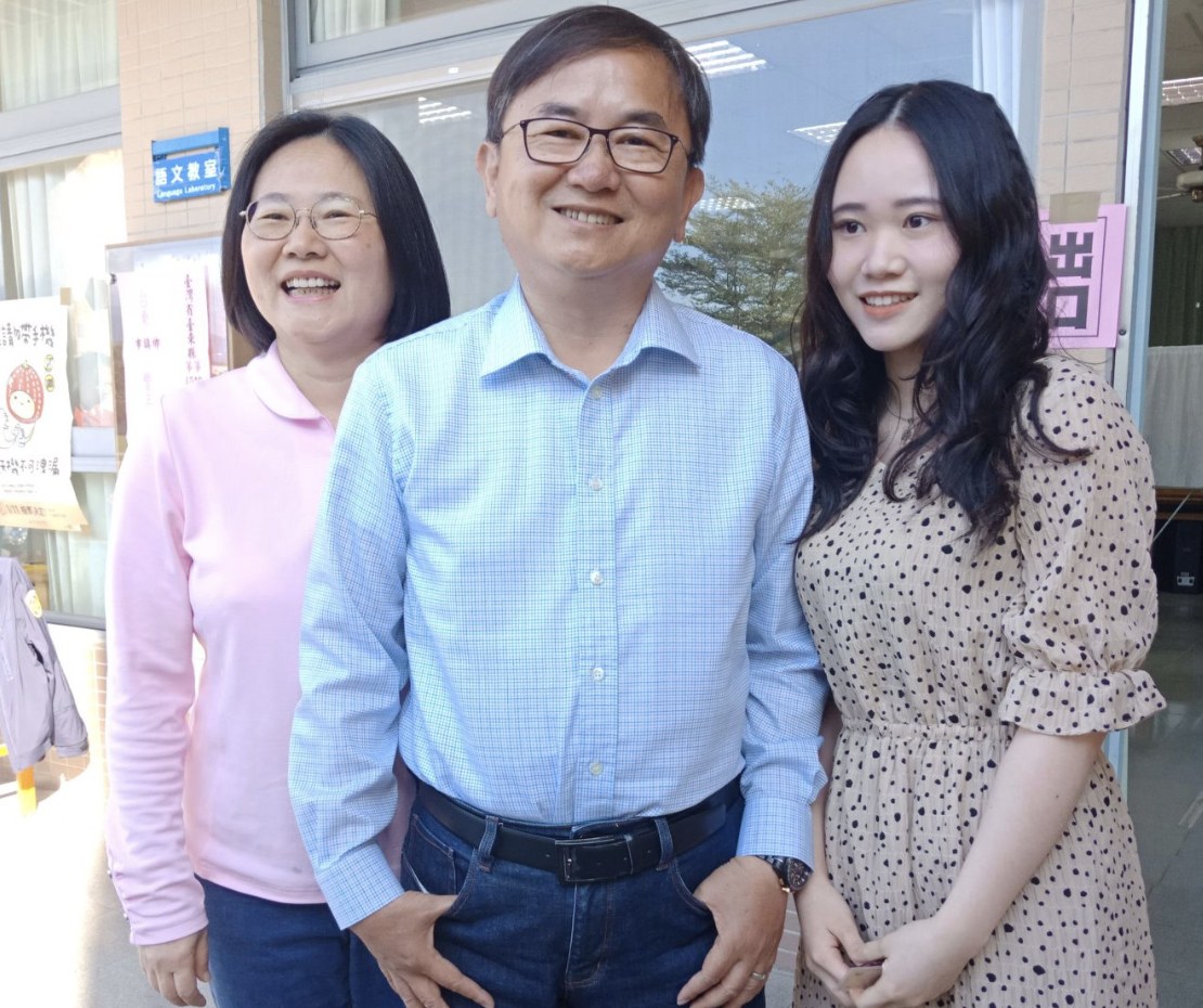 劉櫂豪(中)稍早自行宣布當選（圖片取自劉櫂豪臉書粉絲團）