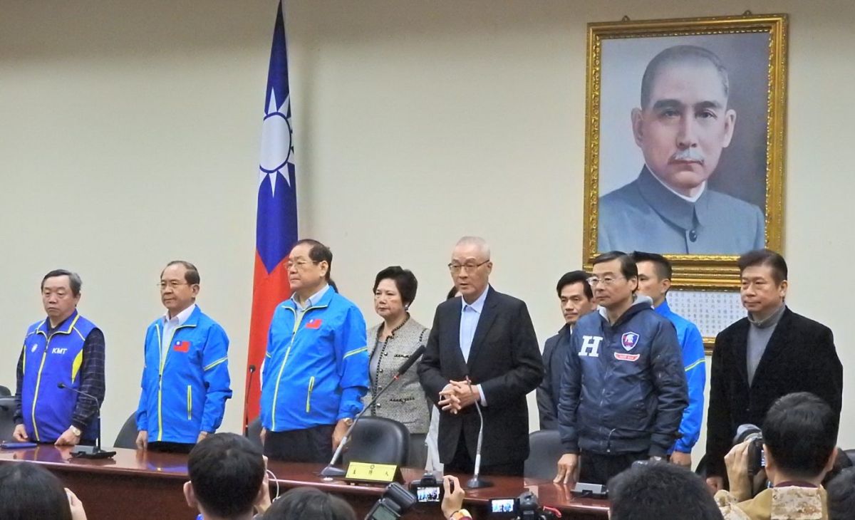 國民黨主席吳敦義在2020敗選後，率領全體黨務一級主管請辭負責。( 圖 / 記者陳弘志攝 )