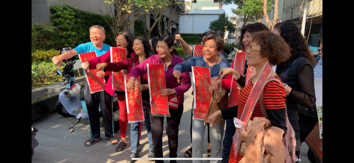 民眾買到罷韓春聯，開心比倒讚，嗆要讓韓國瑜下台。 (圖/記者吳承翰攝)