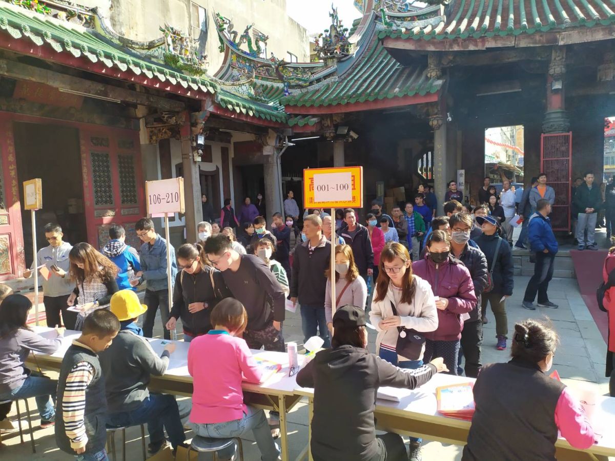 ▲南瑤宮獎學金發放，現場大排長龍。（圖／記者葉靜美攝，2020.01.12）