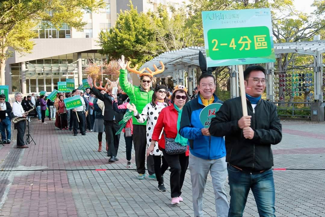 ▲國際扶輪社3462地區辦理八卦山生態保護暨扶輪之子變裝大遊行，20隊不同造型的變裝隊伍，從往返行清宮沿途吸引民眾目光。（圖／記者陳雅芳攝，2020.01.12）