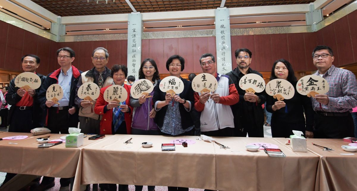 ▲彰化縣文化局舉辦「金鼠迎春－新春揮毫送春聯活動」邀請16位大師與大家共襄盛舉。（圖／記者陳雅芳攝，2020.01.12）