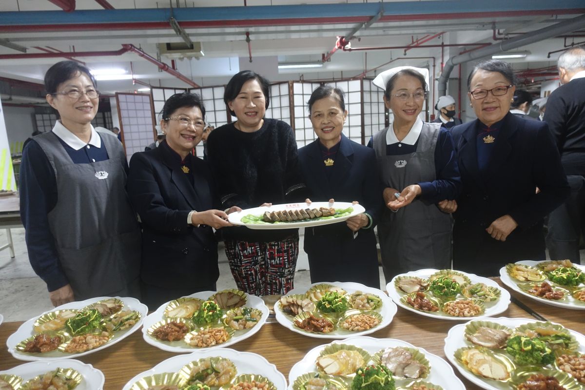 ▲慈濟彰化分會冬令發放暨歲末圍爐，邀請301戶的弱勢家庭與獨居長者前來參加，現場席開75桌圍爐慶團圓。（圖／記者陳雅芳攝，2020.01.12）