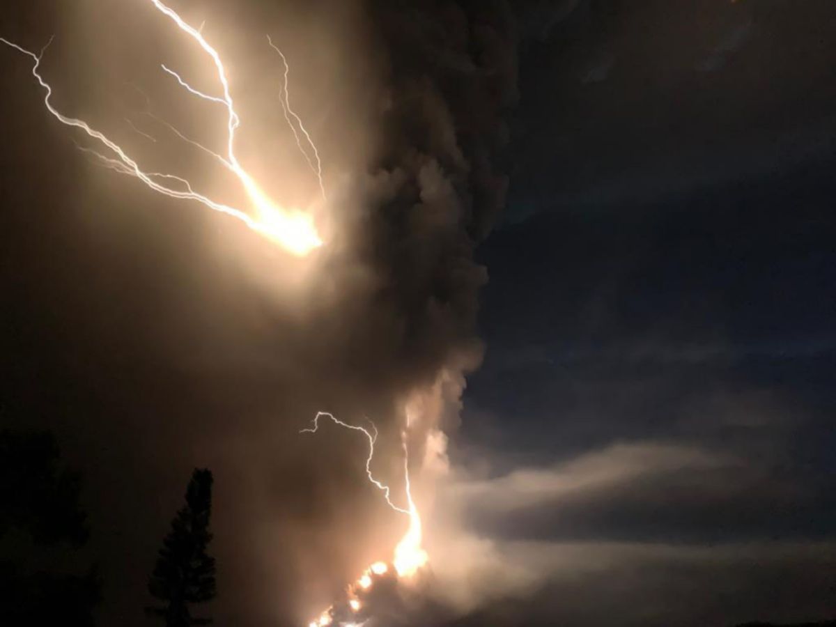 ▲菲律賓呂宋島八打雁省的塔阿爾火山，於 12 日下午噴發，冒出大量火山灰，伴隨閃電，十分駭人。（圖／美聯社／達志影像）