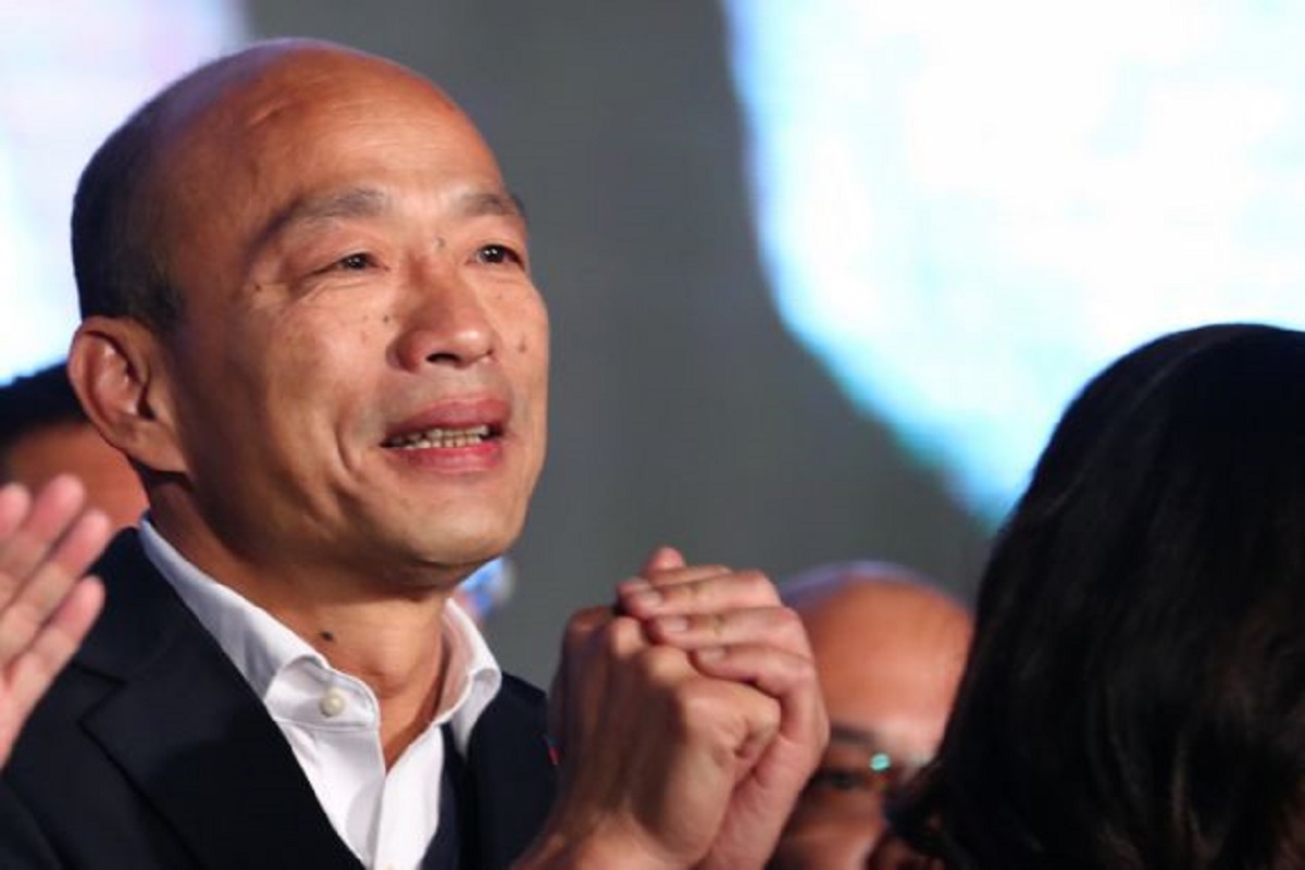 ▲國民黨總統候選人韓國瑜 11 日晚間在高雄市黨部外正式發表敗選感言後，眼泛淚光拱手感謝支持者一路相挺。中央社記者王騰毅攝109年1月11日