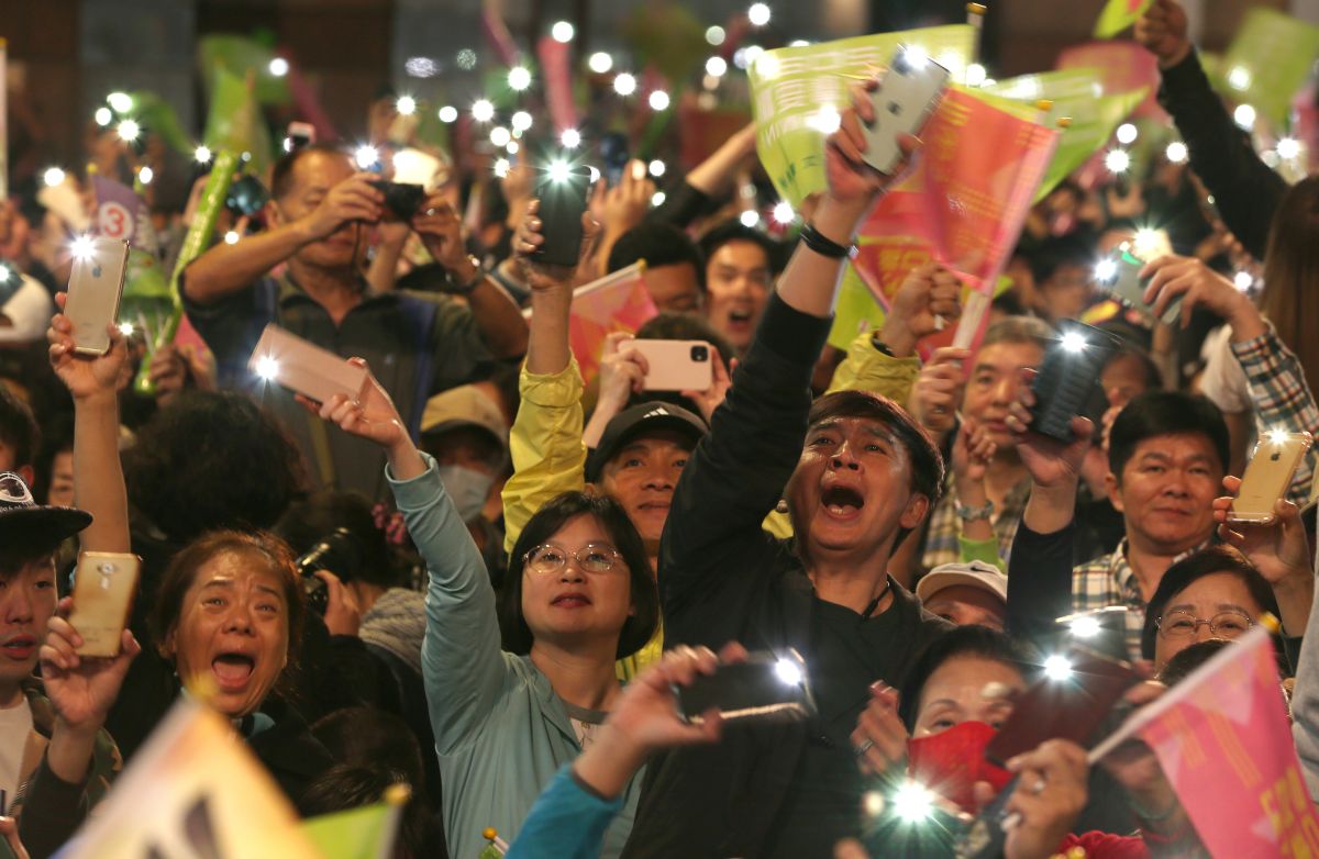 ▲蔡英文與賴清德的搭配，在 2020 台灣大選中勝出，成功連任。圖為興奮歡呼勝選的支持者。（圖／美聯社／達志影像）